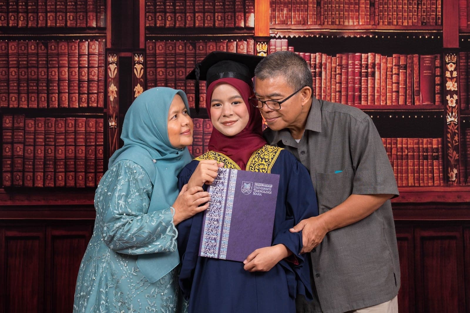 Convocation session on the bookshelf set